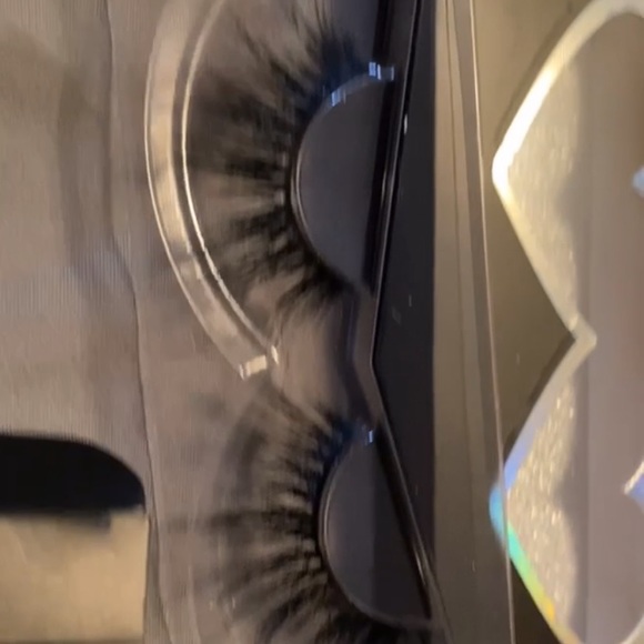 Eyelashes n glue pen - Picture 2 of 3